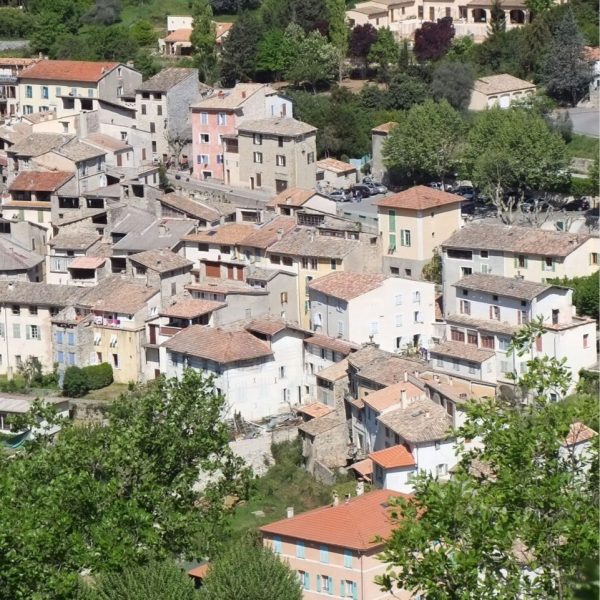 Vue_du_village_de_Roquesteron_depuis_la_crete_au_sud-est_mai_2016-scaled (1)